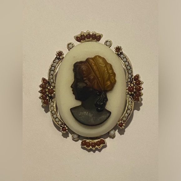 Unique Vintage Jewelry - MAKE AN OFFER 🍒 Vintage Costume Rootbeer Cameo Milkglass Brooch / Pendant #9183